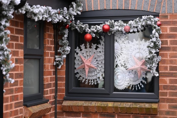 How to decorate indoor windows for christmas