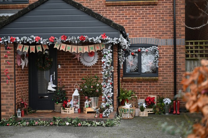 How to Create Festive Indoor Window Decorations for Christmas